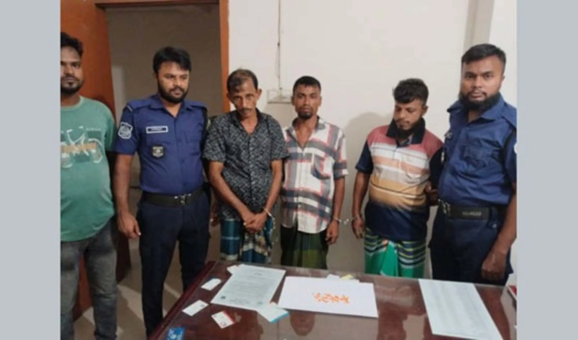 মেহেন্দিগঞ্জে ইয়াবাসহ ৩ মাদক ব্যবসায়ী গ্রেপ্তার